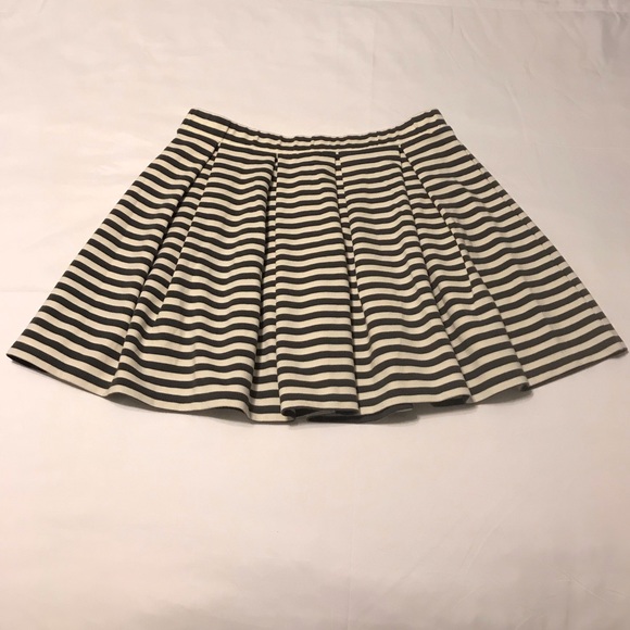 American Eagle Grey Pleated Pull On Circle Mini Skirt NEW Size: Medium - Picture 4 of 7